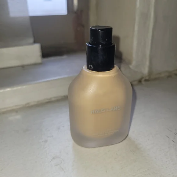 100 Light Neutral Triclone Foundation - Picture 2 of 2